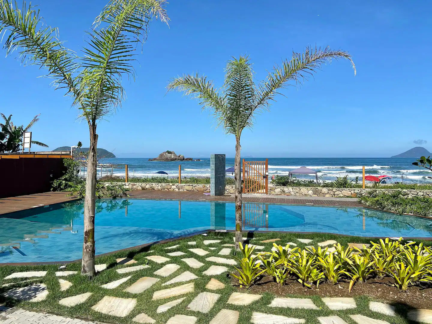 Casa pé na areia com 4 suítes e piscina privativa